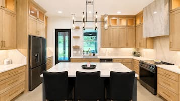 Coffee/tea maker, fridge, microwave, oven