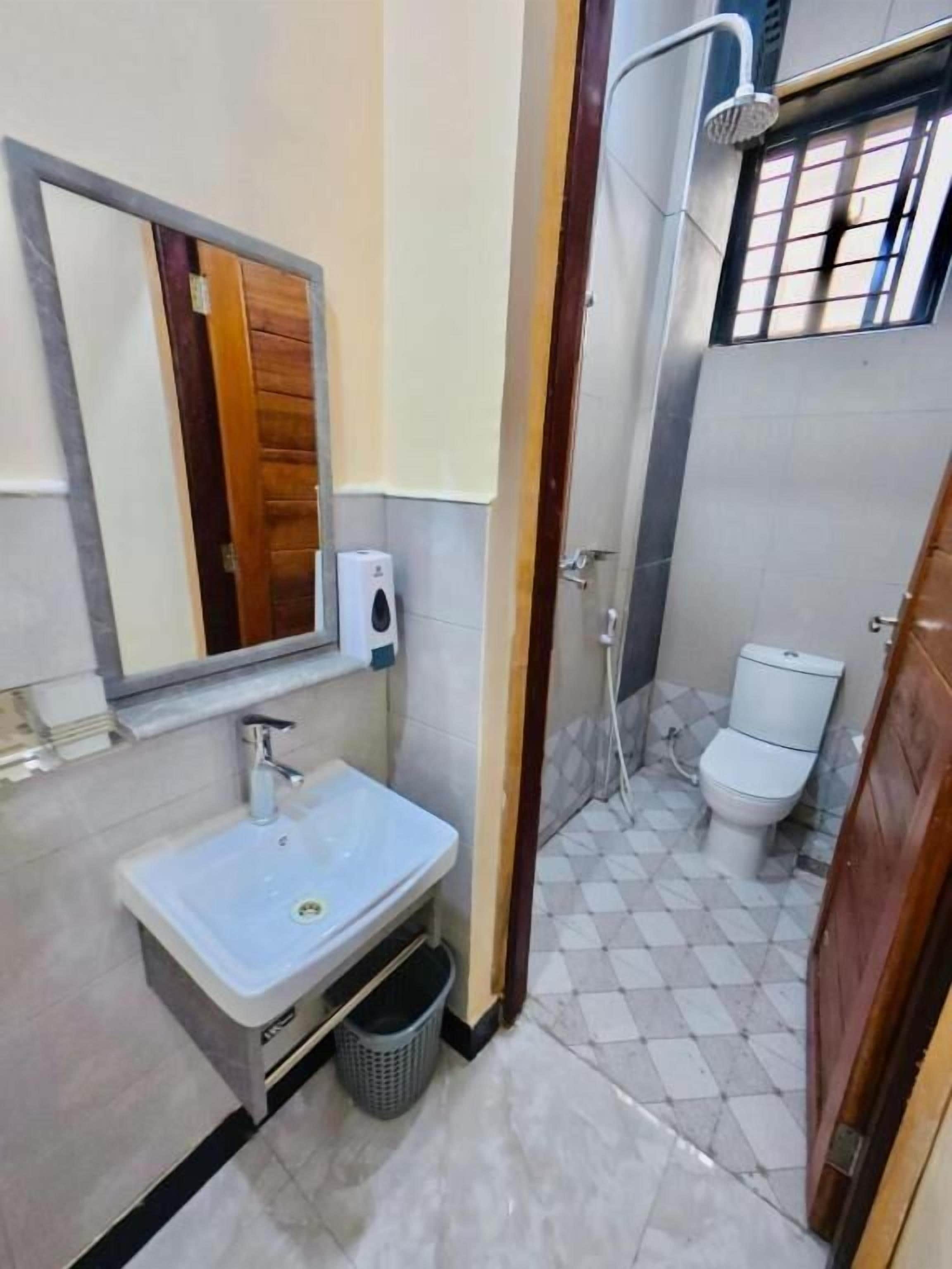 Deluxe Double Room, Balcony, City View | Bathroom | Combined shower/bathtub, free toiletries, slippers, towels