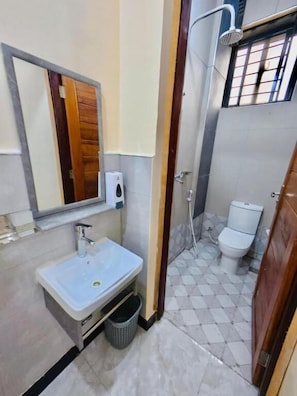 Deluxe-Doppelzimmer, Balkon, Stadtblick | Badezimmer | Duschwanne, kostenlose Toilettenartikel, Hausschuhe, Handtücher