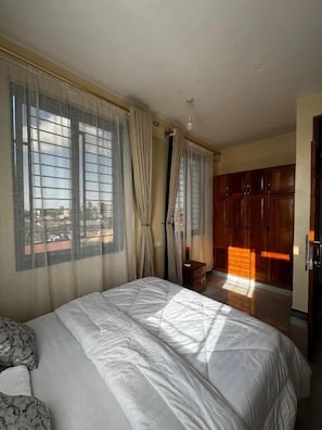 Habitación doble Deluxe, balcón, vista a la ciudad | Tabla de planchar con plancha y wifi gratis