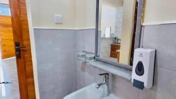 Deluxe-Doppelzimmer, Balkon, Stadtblick | Badezimmer | Duschwanne, kostenlose Toilettenartikel, Hausschuhe, Handtücher