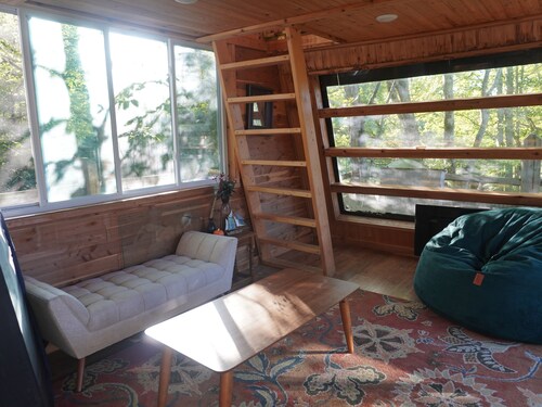 Lovely 3-bedroom cottage with a 3-level treehouse