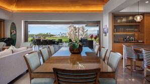 Un comedor moderno con vistas a un campo de golf.