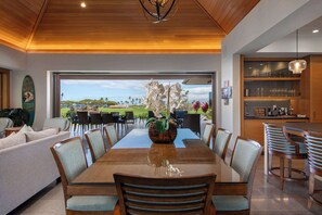 Ett modernt matområde med utsikt över en golfbana.