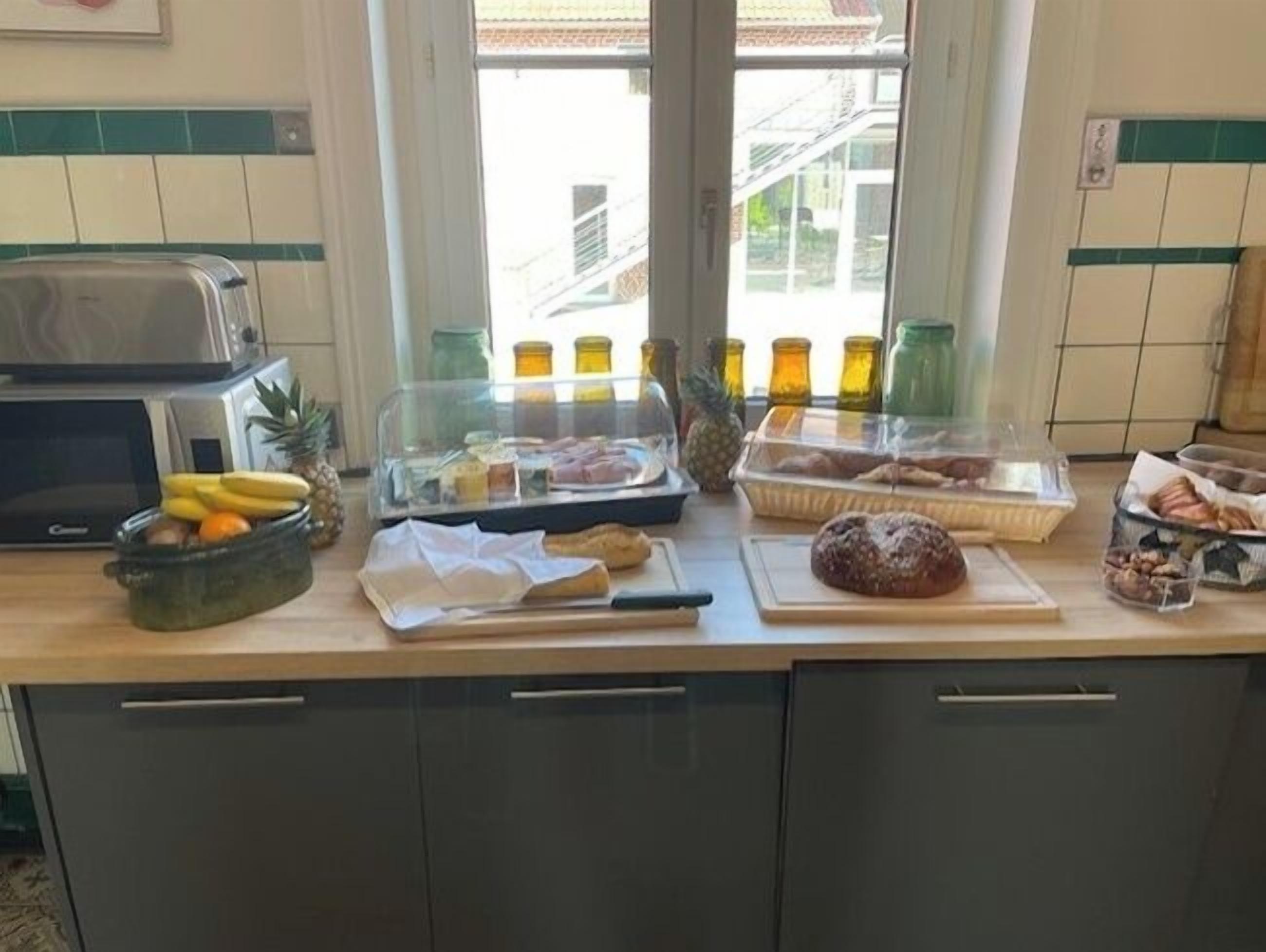 Un buffet de petit-déjeuner proposant une variété d’aliments et d’accompagnements.