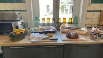 Un buffet de petit-déjeuner proposant une variété d’aliments et d’accompagnements.