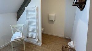Chambre Louis | Bathroom | Shower, free toiletries, hair dryer, towels