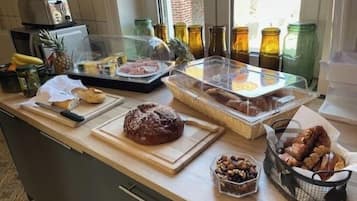 Sudah termasuk sarapan ala kontinental setiap hari