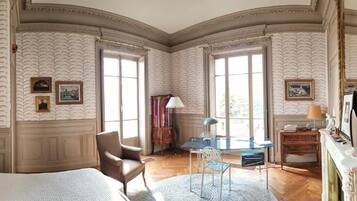 Chambre de Madame avec Terrasse privée | Blackout drapes, soundproofing, iron/ironing board (on request)