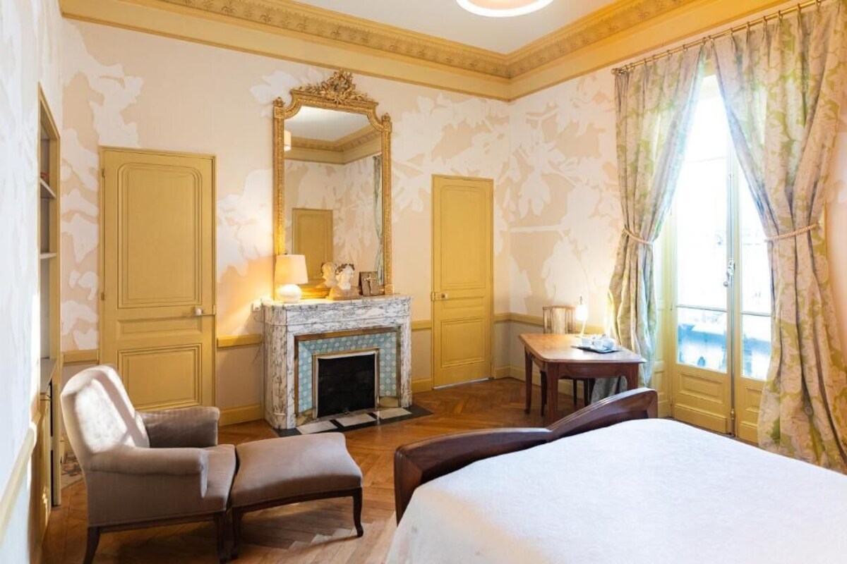 Chambre des Muses avec Balcon  | Cortinas blackout, insonorización y tabla de planchar con plancha 