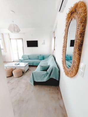 Smart TV, DVD player, books, music library - Persephone Sunset Villa (Paros)