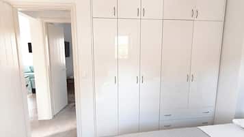 2 quartos, cofres nos quartos, escrivaninha