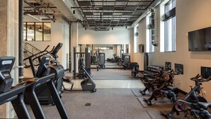 Een sportschool met loopbanden, elliptische trainers en gewichten.