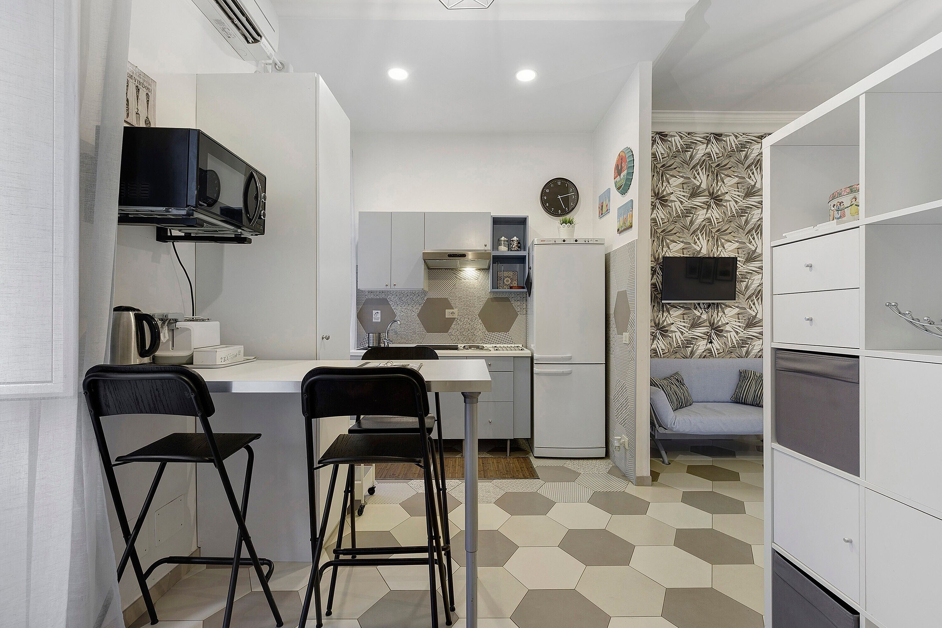 Coffee/tea maker, fridge, microwave, stovetop