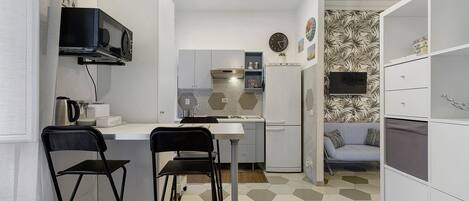 Coffee/tea maker, fridge, microwave, stovetop