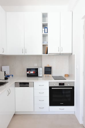 Coffee/tea maker, fridge, microwave, oven - Rhea Sea Breeze Studio (Paros)