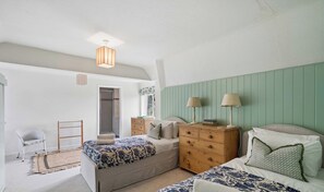 Room - Woodside House - 5 Bed Country Home with Parking (Marlow)