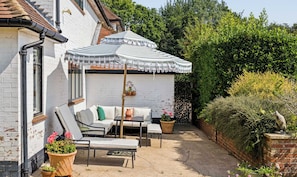 Terrace/patio - Woodside House - 5 Bed Country Home with Parking (Marlow)