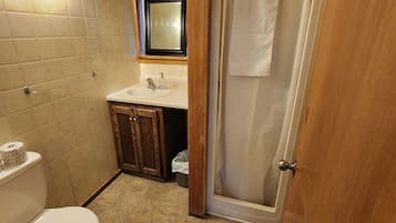 Douche, serviettes fournies, savon, papier toilette