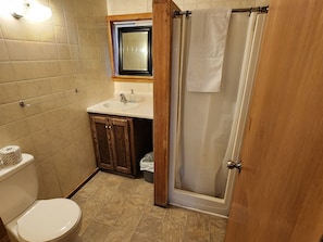 Douche, serviettes fournies, savon, papier toilette