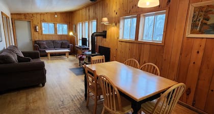 Cozy stay at Haliburton Forest. Trails, Wolf Centre, Canopy Tour, 100 lakes!