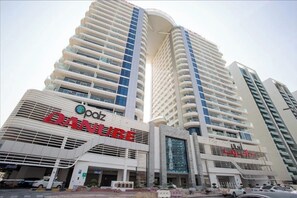 Exterior - Modern Studio with Private Pool and Balcony (Dubai)