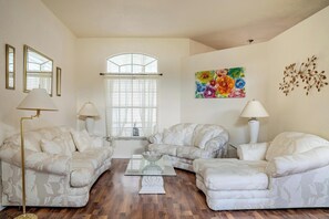 A living room with a sofa set, a coffee table, and two lamps. - Cozy & Comfortable 3-Bed 2-Bath Sleeps 7 (Valrico)