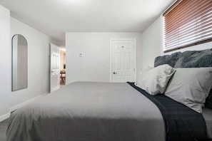 Room - The Weekender | Cozy Bridgeland Retreat | Sleeps 2 (Calgary)