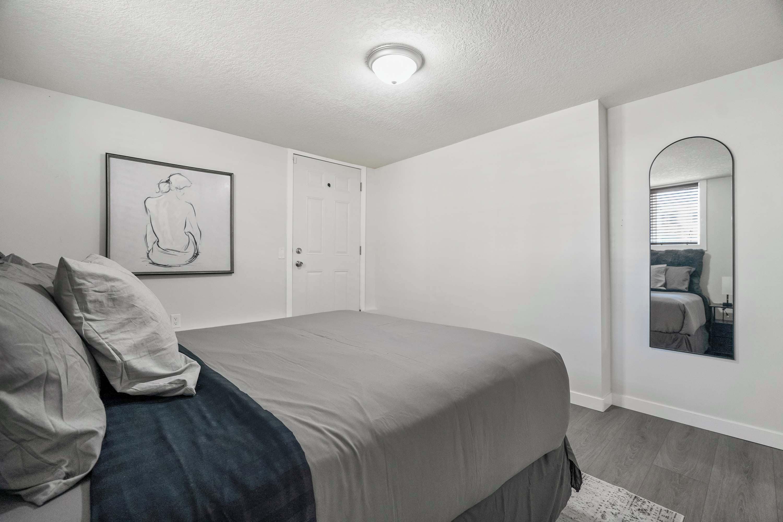 1 bedroom, desk, WiFi