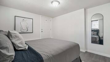 1 bedroom, desk, WiFi