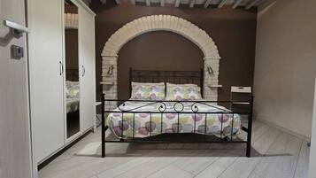 Iron/ironing board, WiFi (free), bed sheets