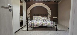 Tabla de planchar con plancha, wifi, ropa de cama