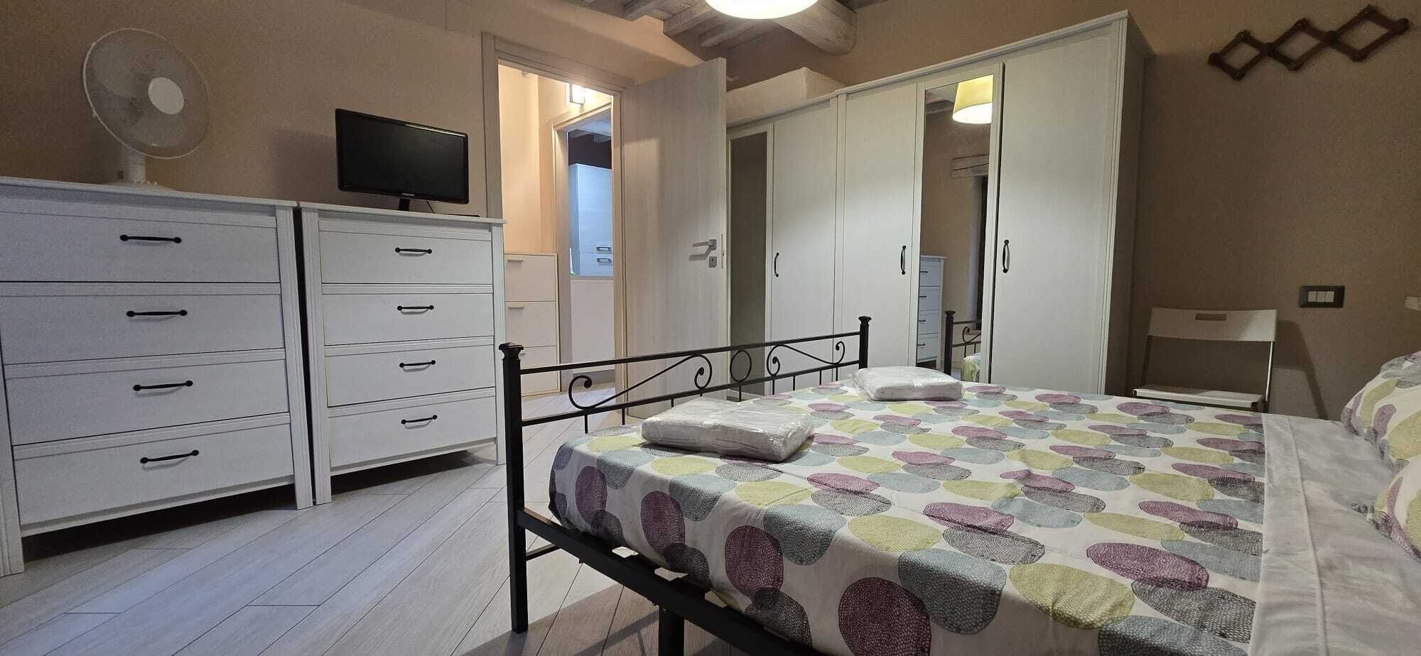 1 habitación, tabla de planchar con plancha, wifi gratis y ropa de cama 