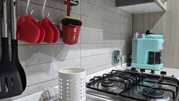 Cafetera o tetera, frigorífico, microondas y horno