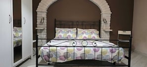 1 bedroom, iron/ironing board, WiFi (free), bed sheets - Traditional Two-Room Apartment 15 Minutes from Downtown Perugia (San Martino In Campo)