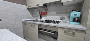 Coffee/tea maker, fridge, microwave, oven - Traditional Two-Room Apartment 15 Minutes from Downtown Perugia (San Martino In Campo)