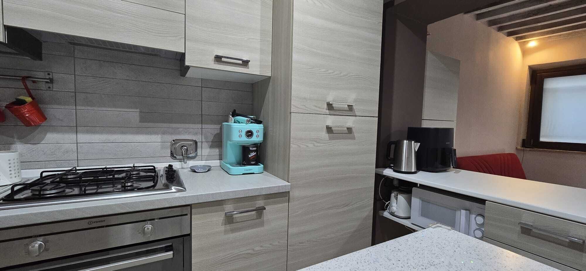 Cafetera y tetera, refrigerador, microondas y horno 