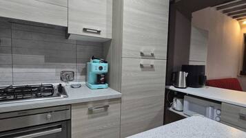 Cafetera y tetera, refrigerador, microondas y horno