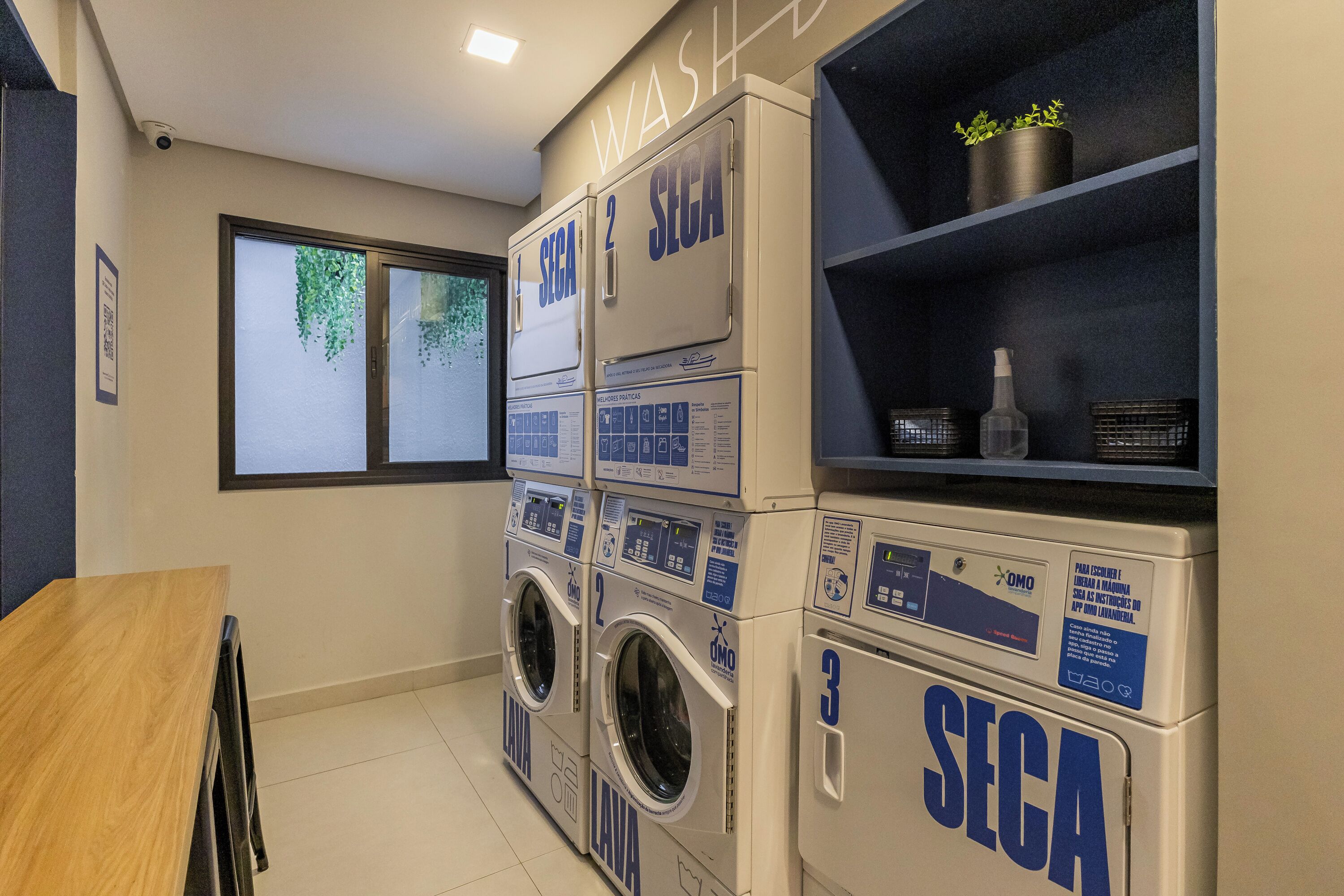 Une laverie équipée de plusieurs machines à laver et de plusieurs séchoirs, tous portant la mention « SEGA ».