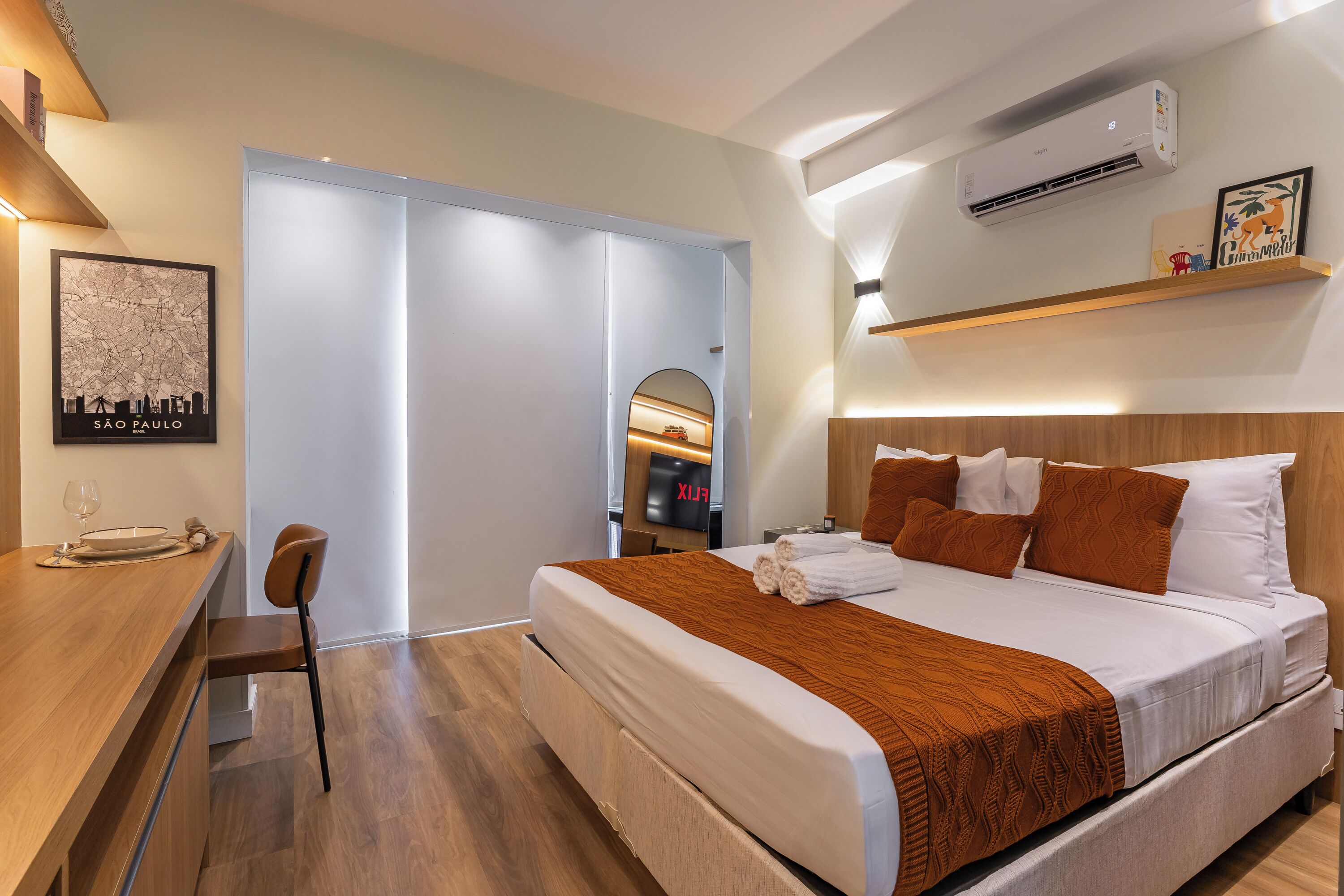 Comfort-Apartment, 1 Queen-Bett, Küche, Stadtblick | Laptopgeeigneter Arbeitsplatz, Bügeleisen/Bügelbrett, kostenloses WLAN