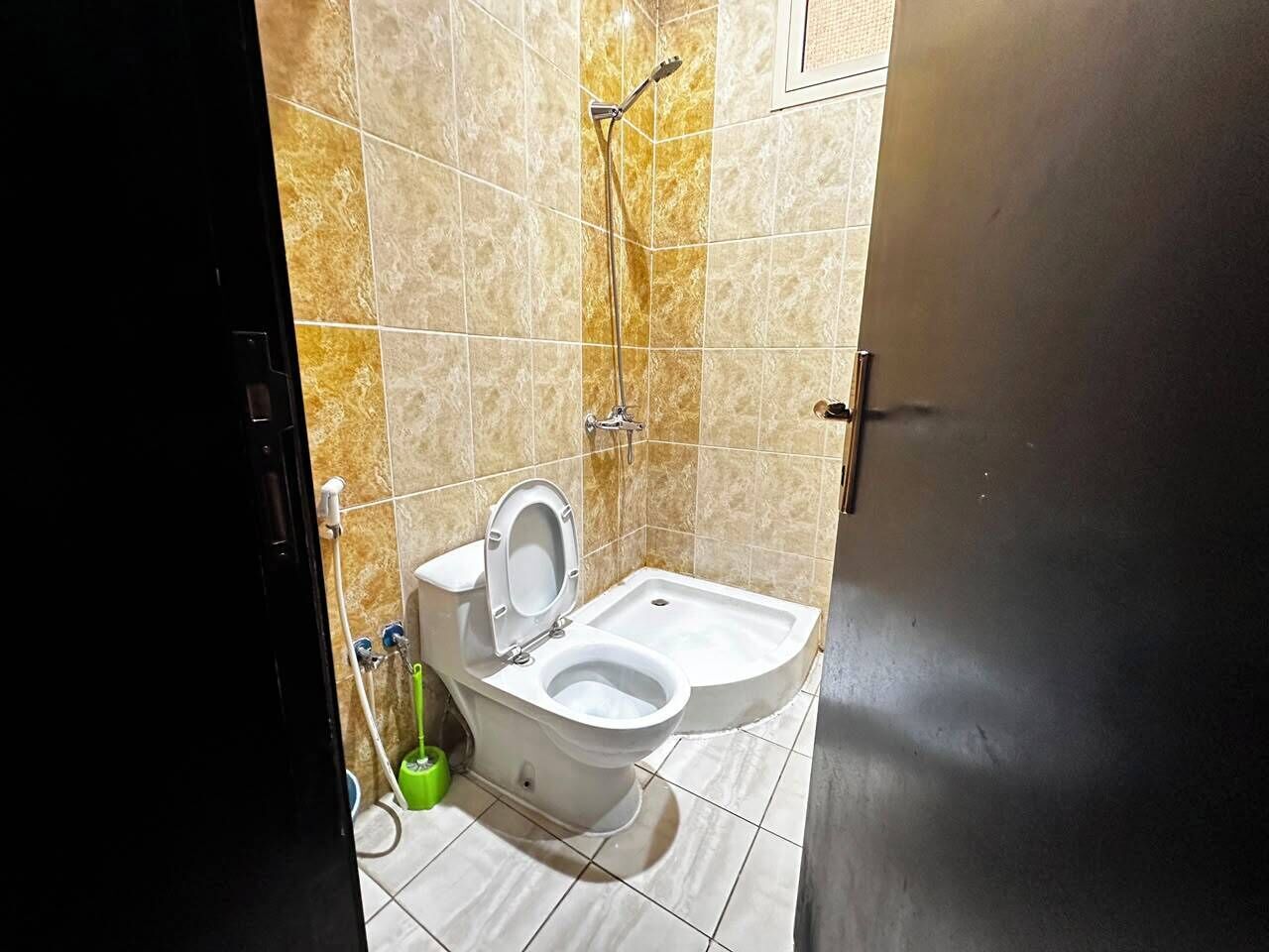 Une salle de bain avec des toilettes, une douche et un lavabo.