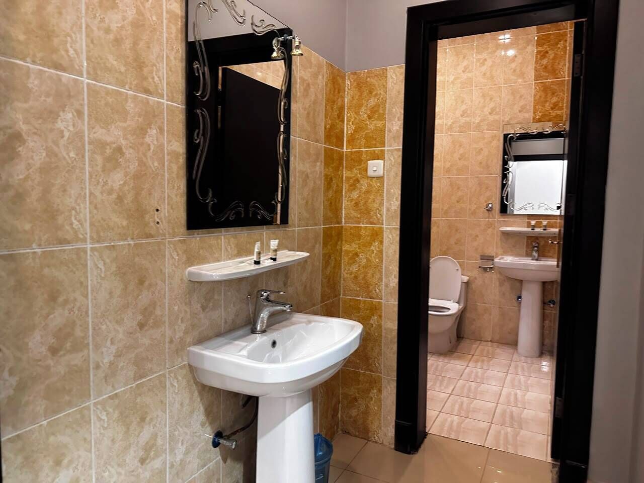 Shower, rainfall showerhead, free toiletries, towels