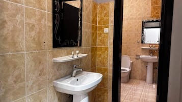 Shower, rainfall showerhead, free toiletries, towels