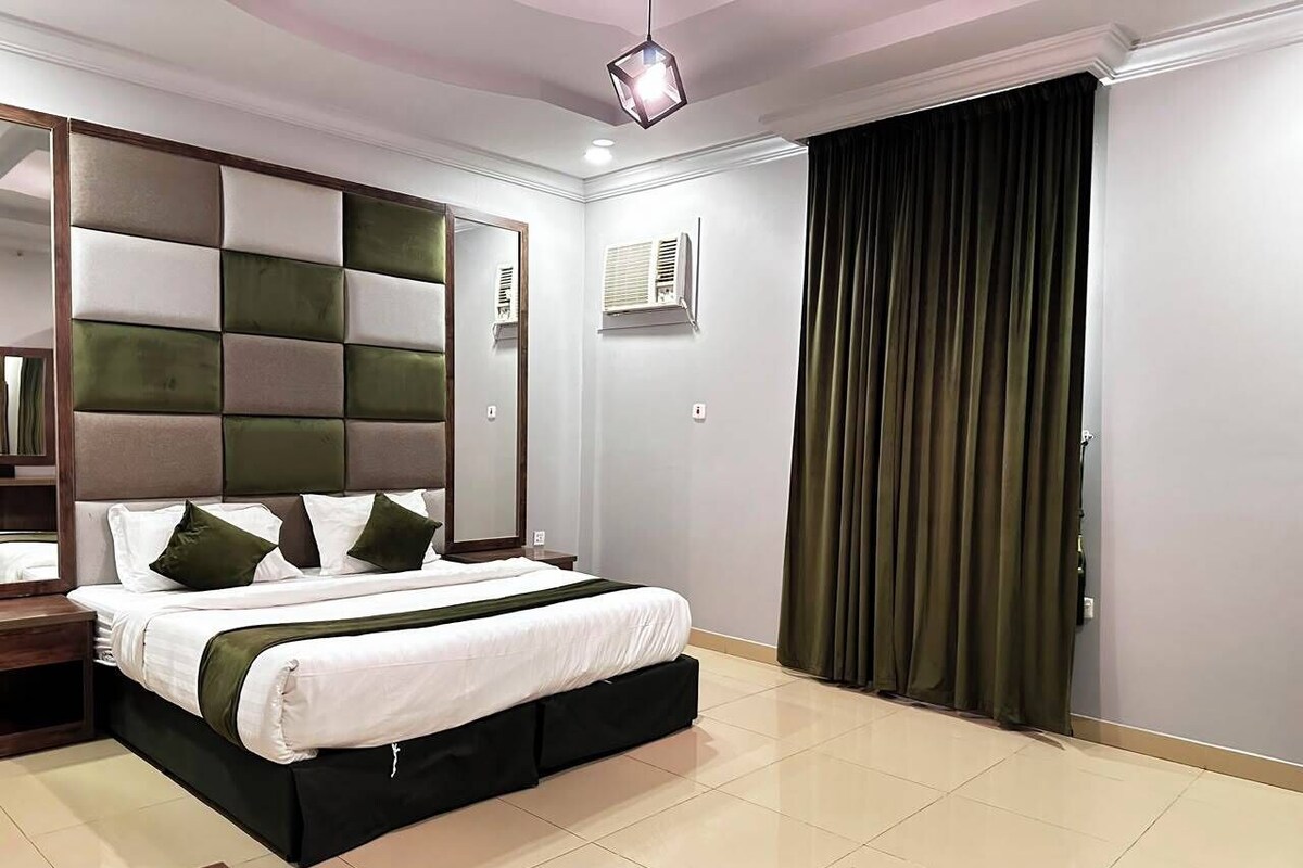 Premium bedding, in-room safe, blackout curtains, soundproofing