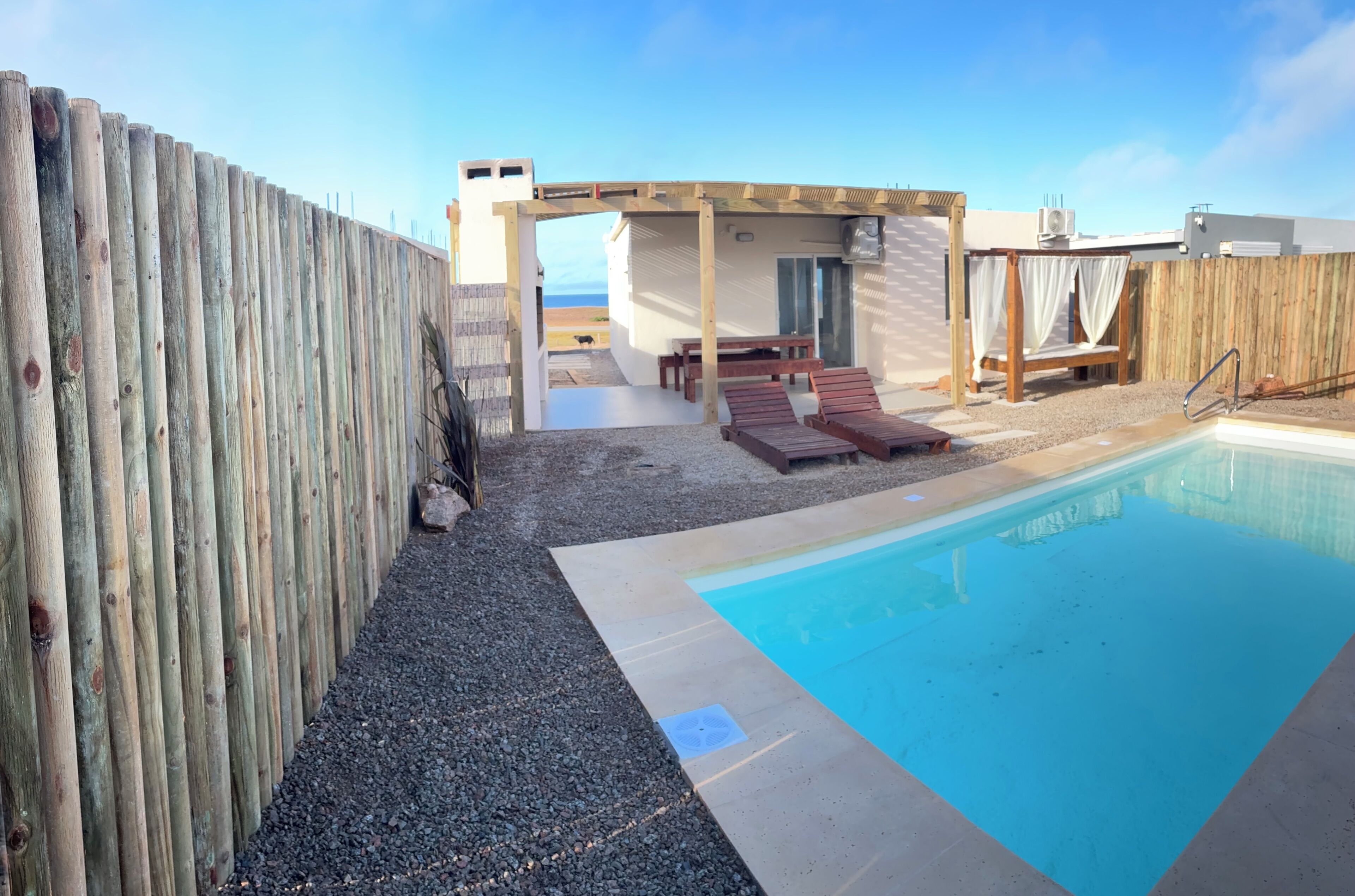 Utomhuspool och uppvärmd pool
