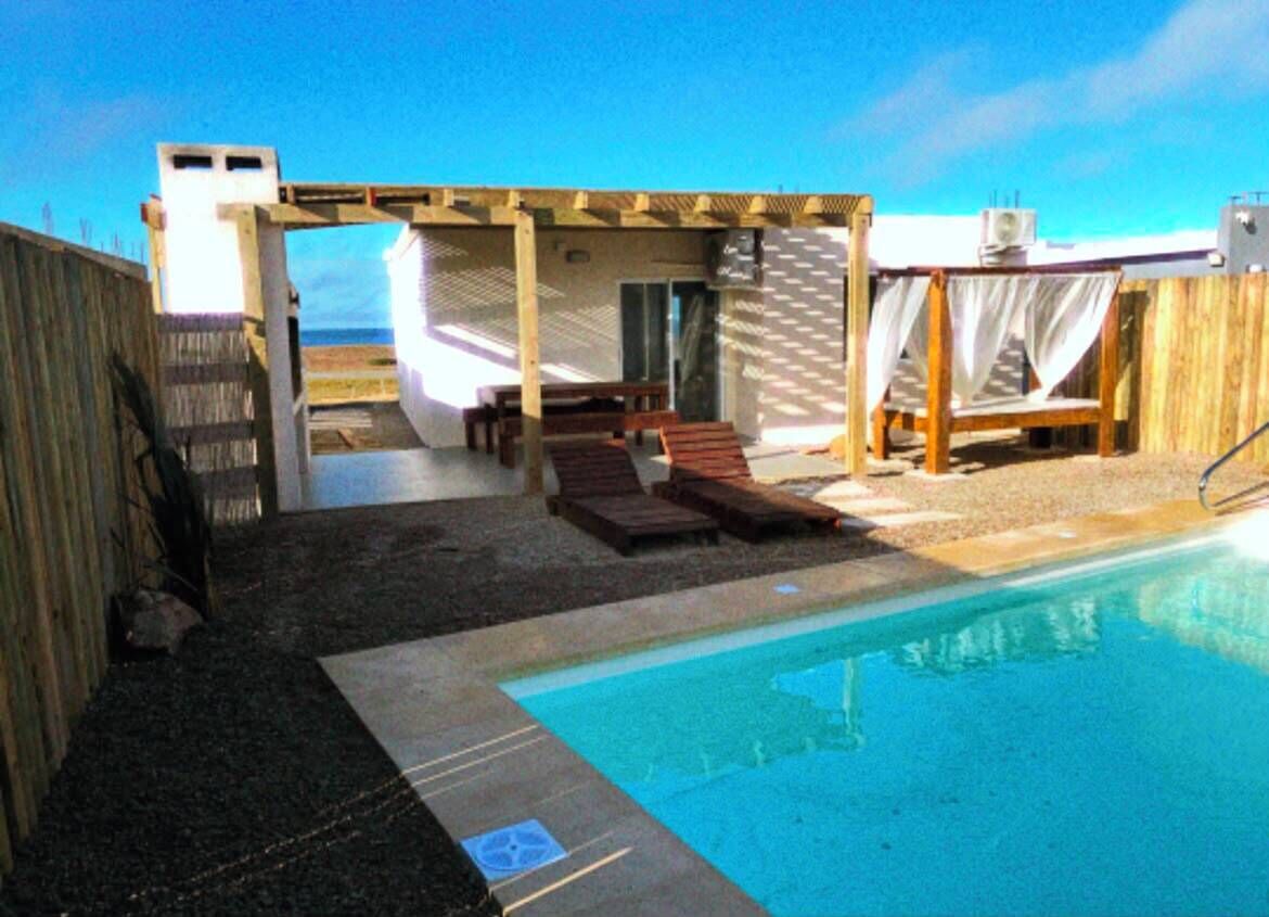 Una piscina al aire libre, una piscina climatizada