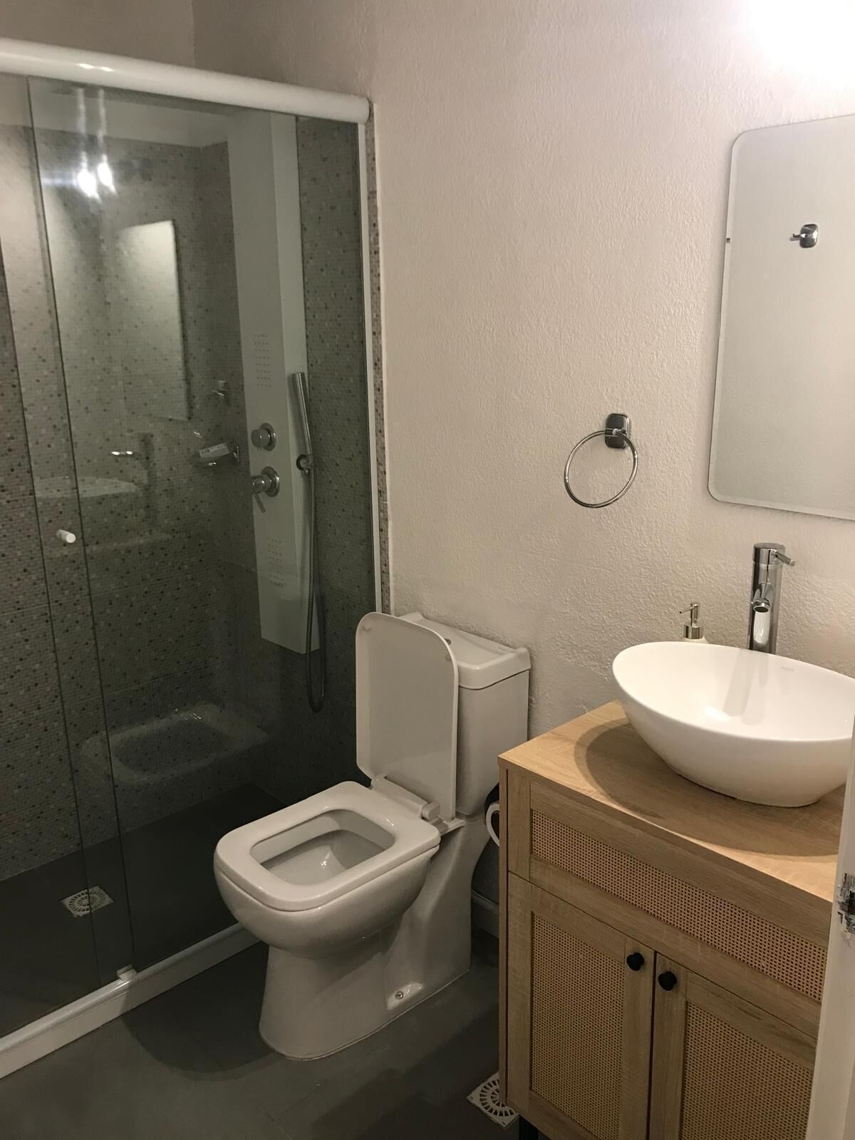Douche, sèche-cheveux, serviettes fournies, savon