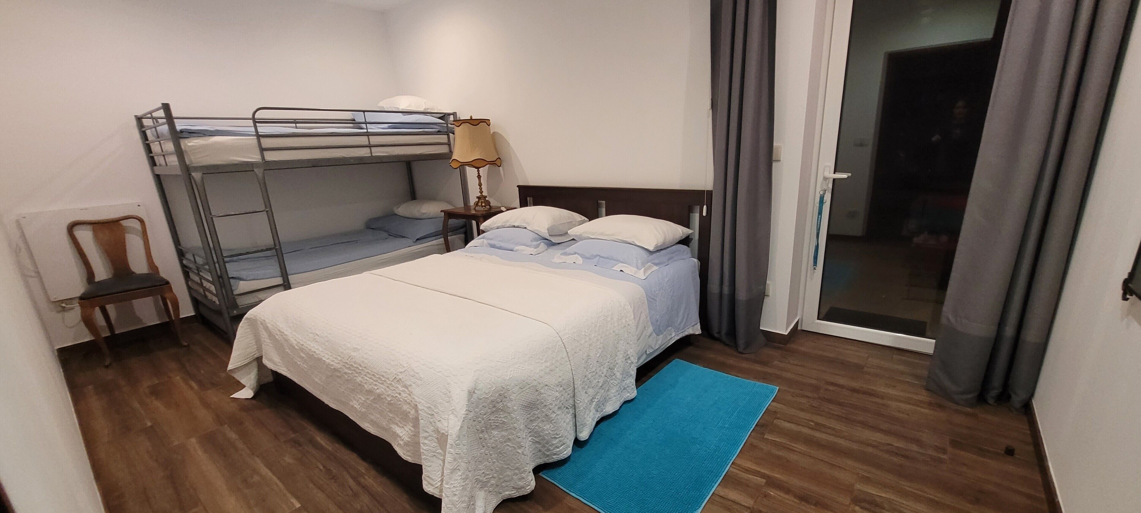 2 chambres, fer et planche à repasser, Wi-Fi, draps fournis