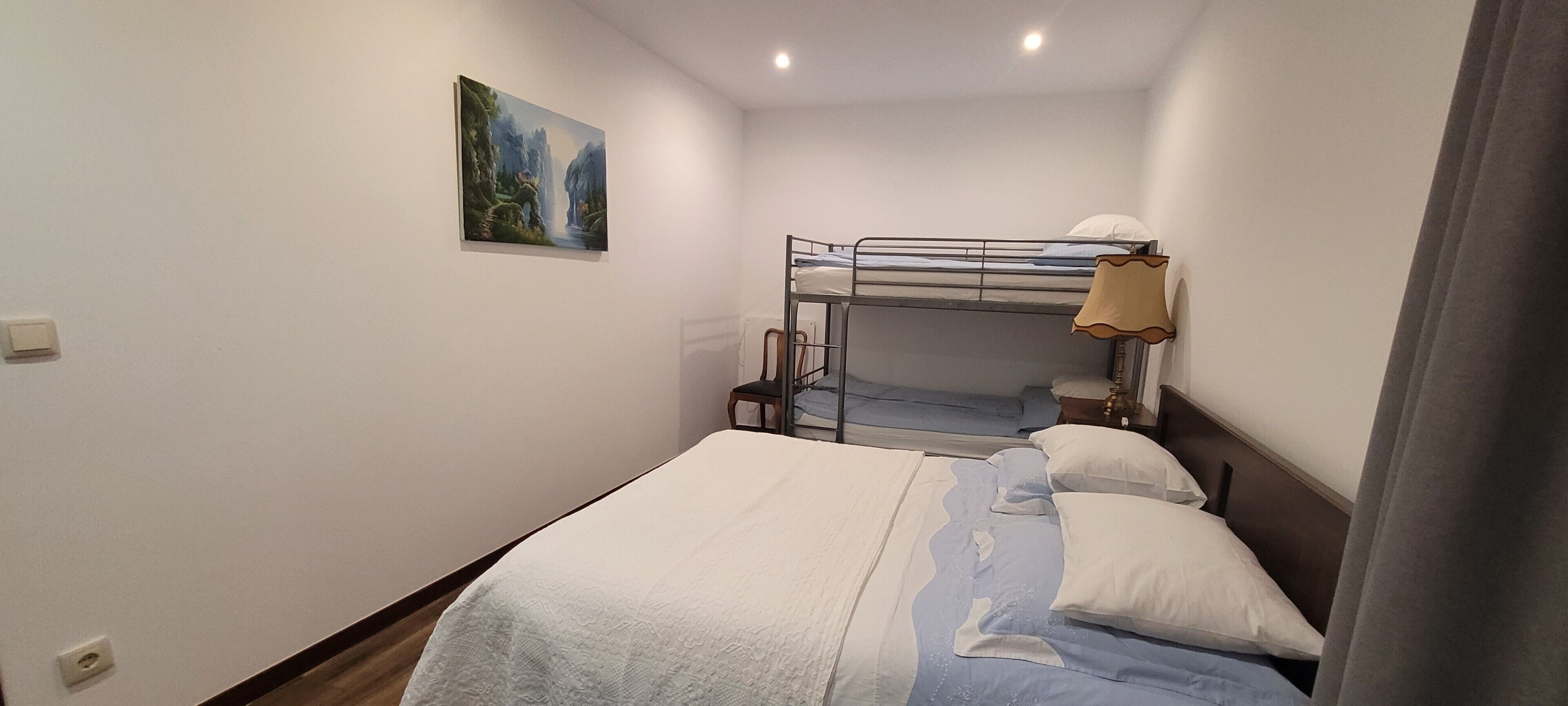 2 chambres, fer et planche à repasser, Wi-Fi, draps fournis