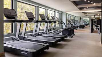 Ein Fitnessstudio mit mehreren Laufbändern, Ergometer und weiteren Trainingsgeräten.